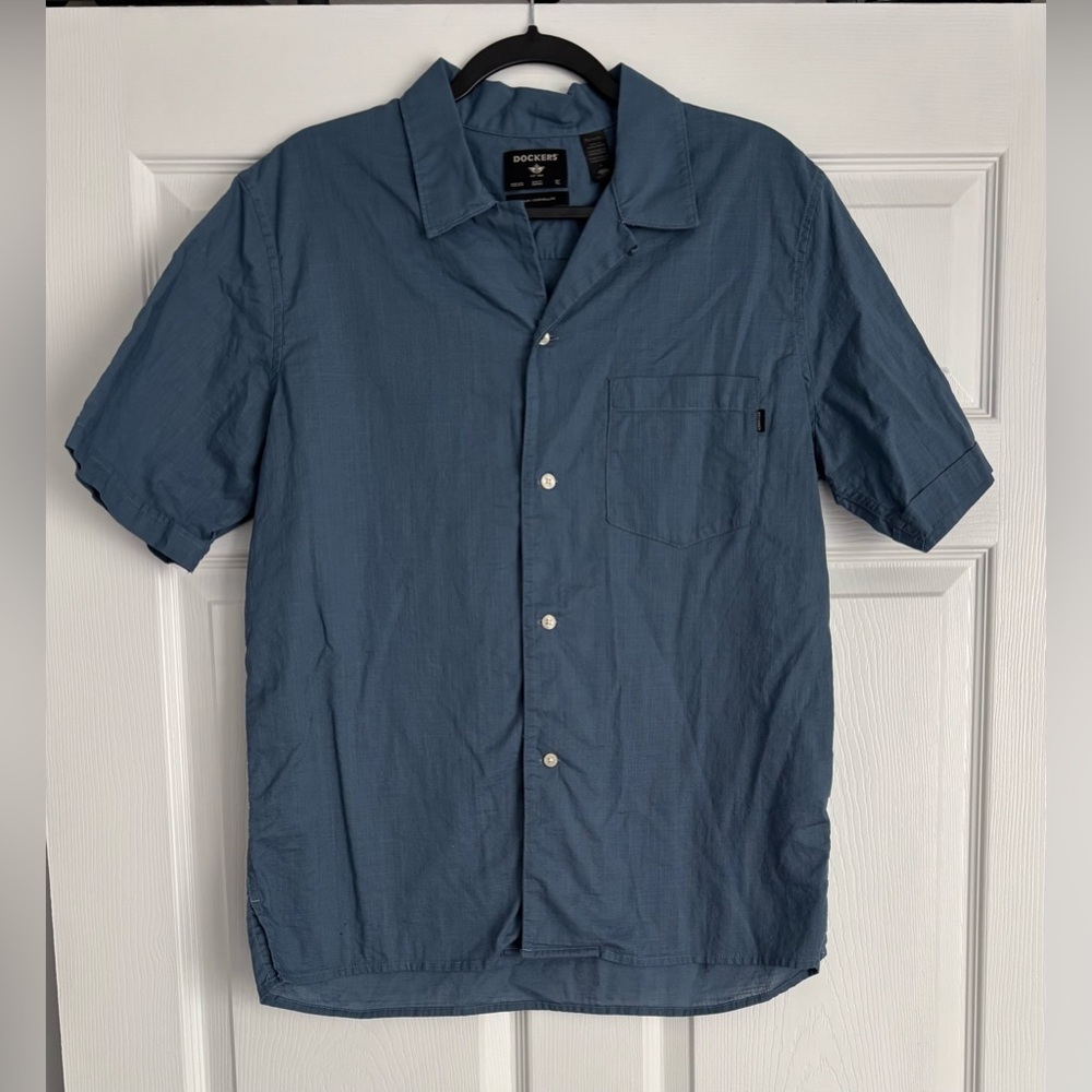 Dockers Men Regular Fit Blue Camp Short Sleeve Cool Cotton Shirt, M